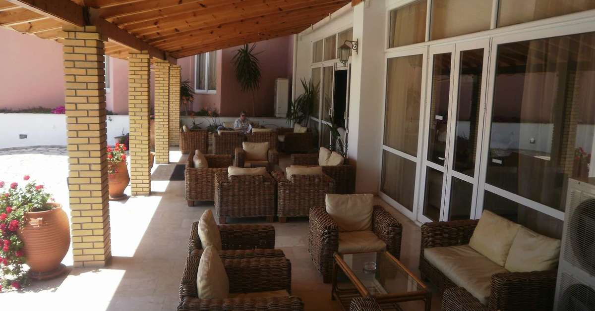 Ein Foto von der Terrasse im Elea Beach