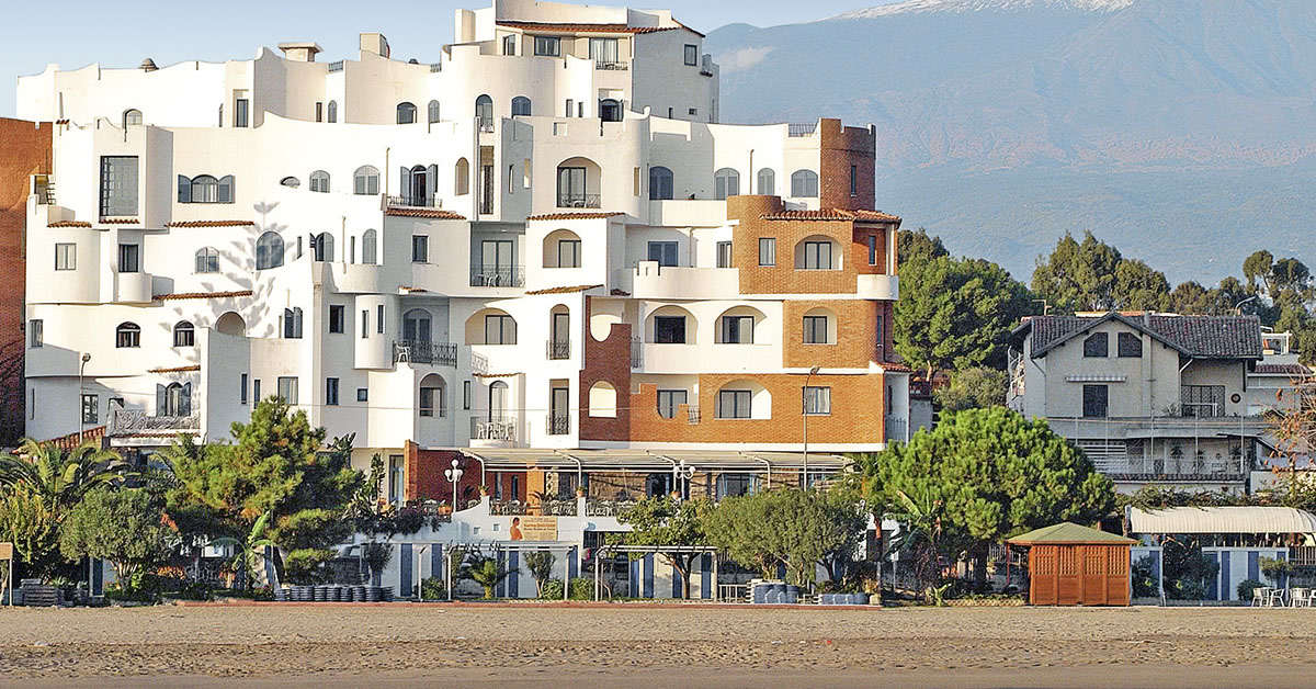 Een foto van de buitenkant van Sporting Baia Hotel