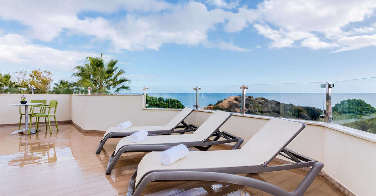 Een foto van het terras bij Auramar Beach Resort