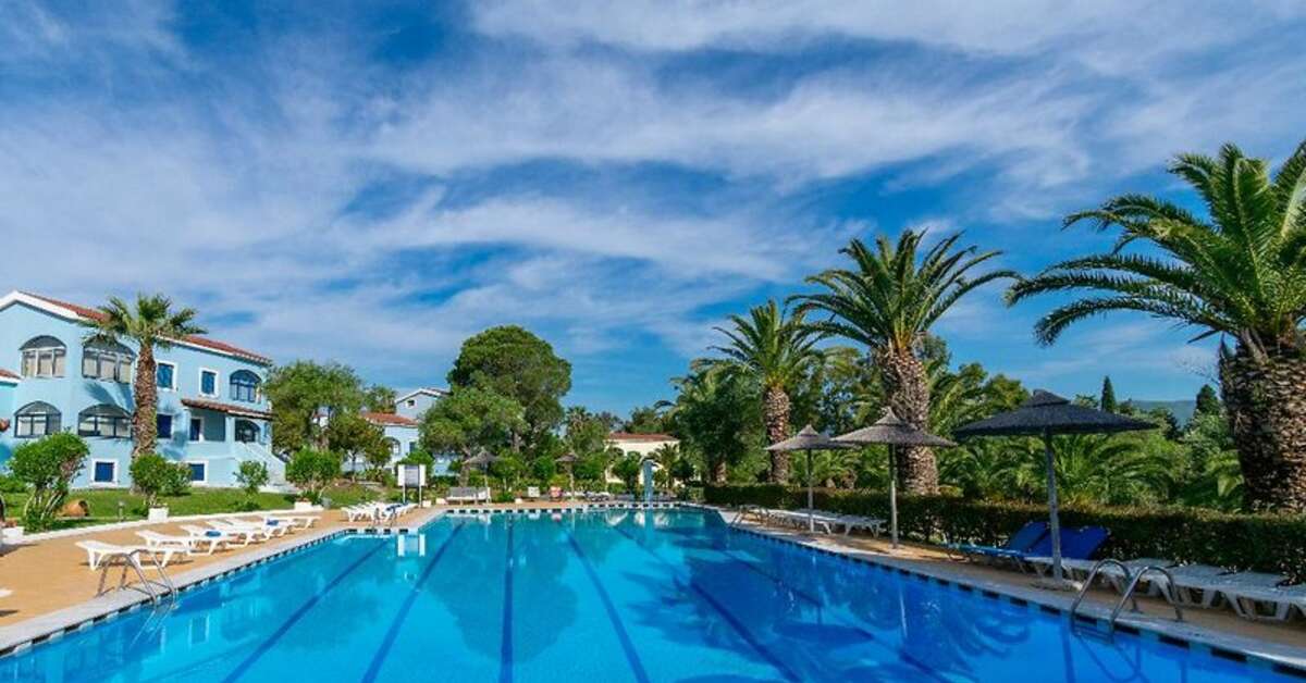 Een foto van het zwembad bij Govino Bay Corfu