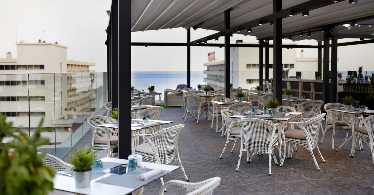 Een foto van het terras bij Hotel Fenix Torremolinos