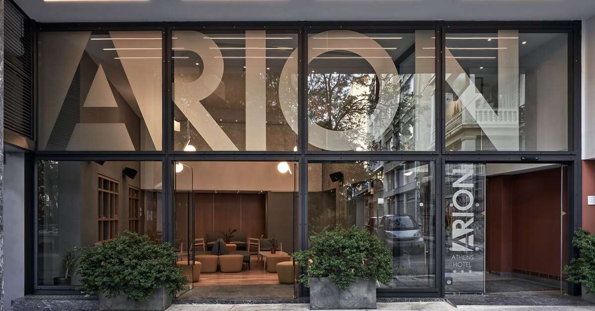 Een foto van de buitenkant van Arion Athens Hotel