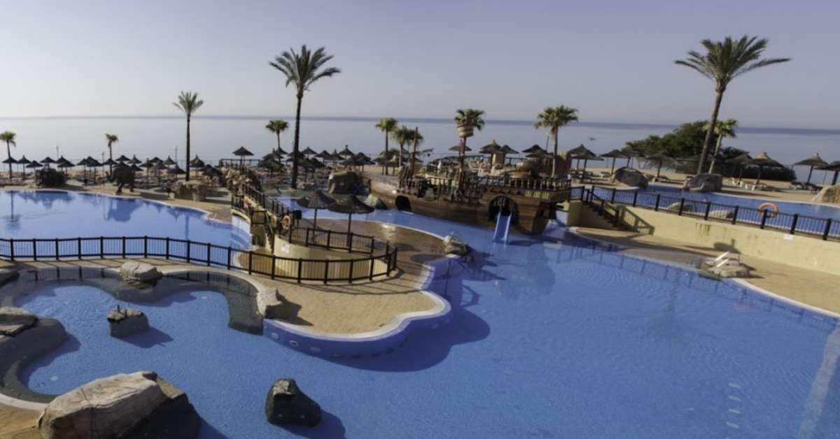 Een foto van het zwembad bij Holiday World Resort