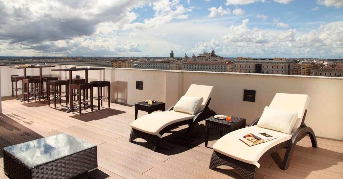 Een foto van het terras bij The Independent Hotel