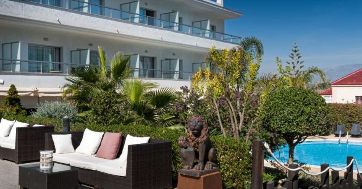 Een foto van het terras bij Sun Palace Albir