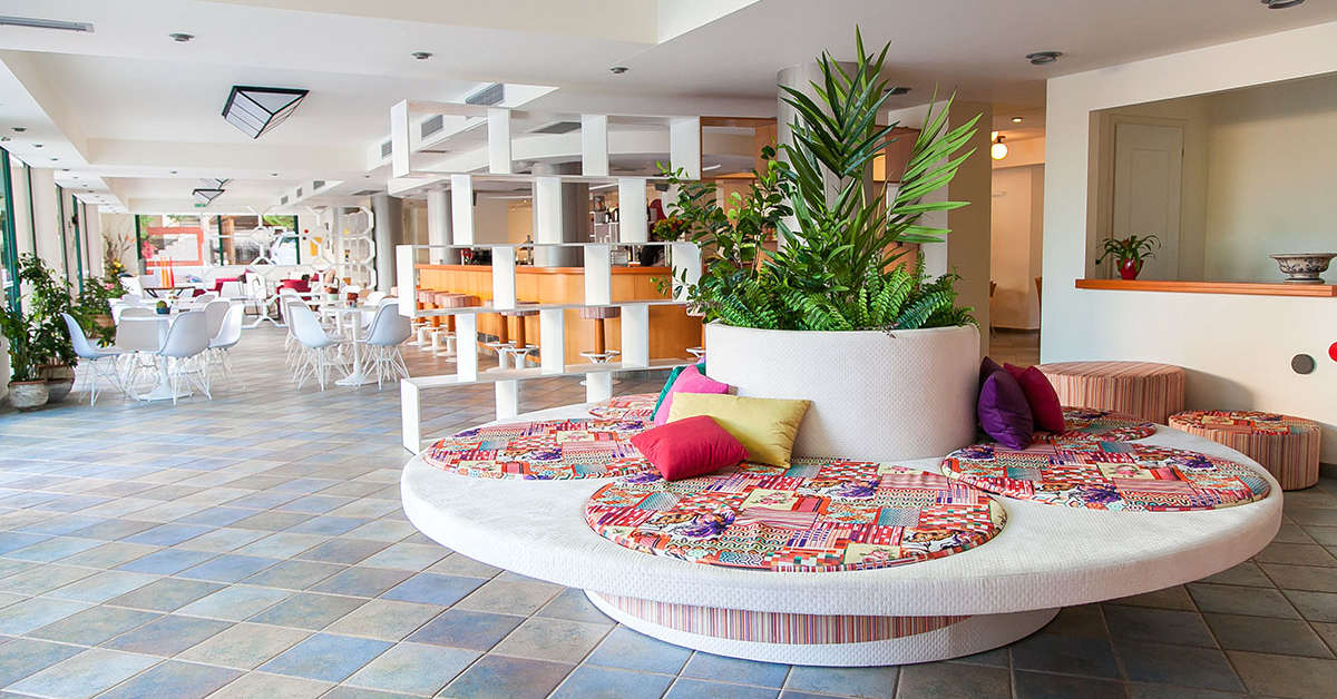 Een foto van het interieur van Hotel Flisvos Royal