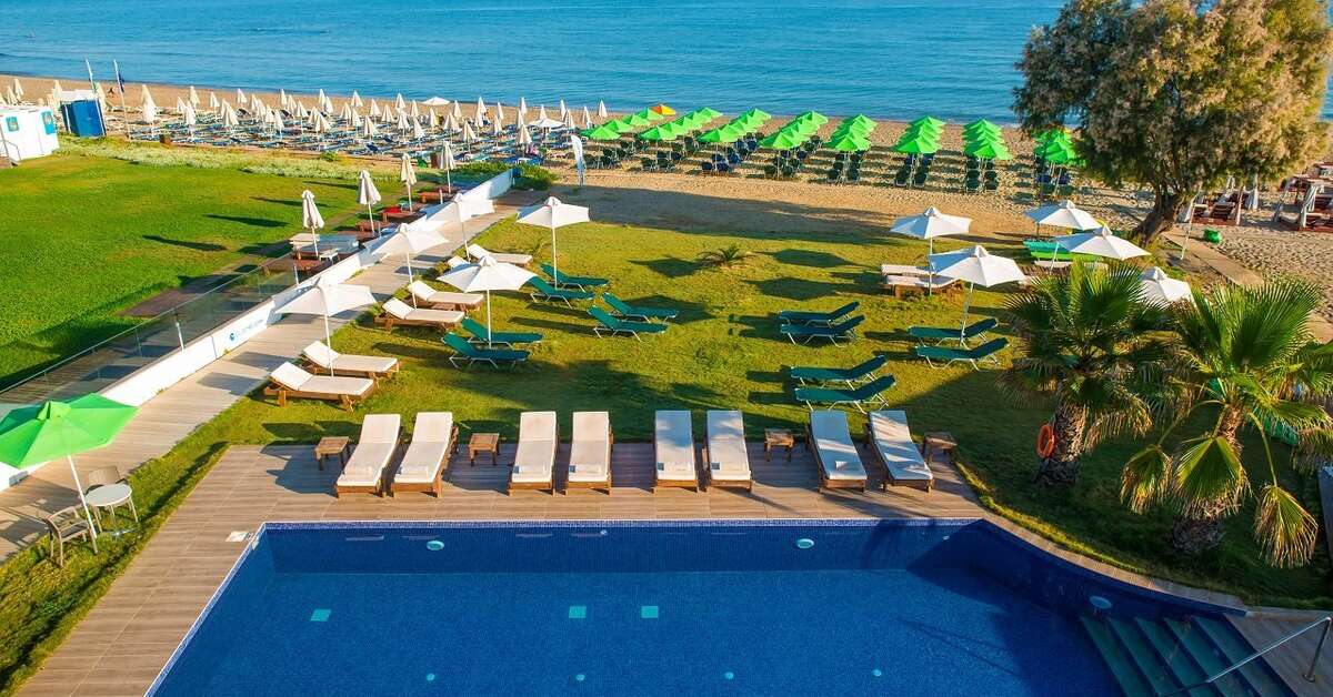 Een foto van het zwembad bij Cretan Beach Resort