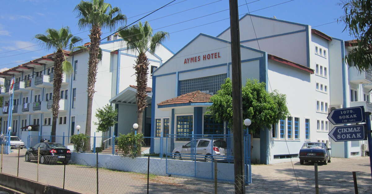 Een foto van de buitenkant van Aymes Hotel