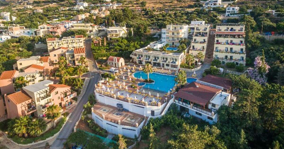Een foto van de buitenkant van Asterias Village Resort