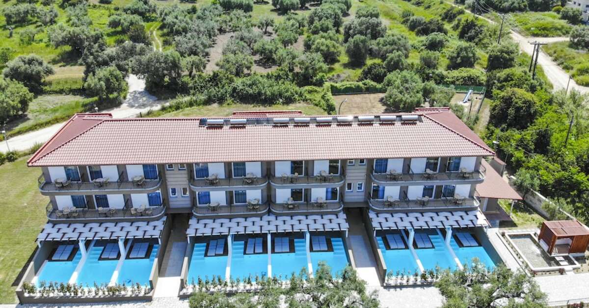 Een foto van de buitenkant van Royal Hotel & Suites