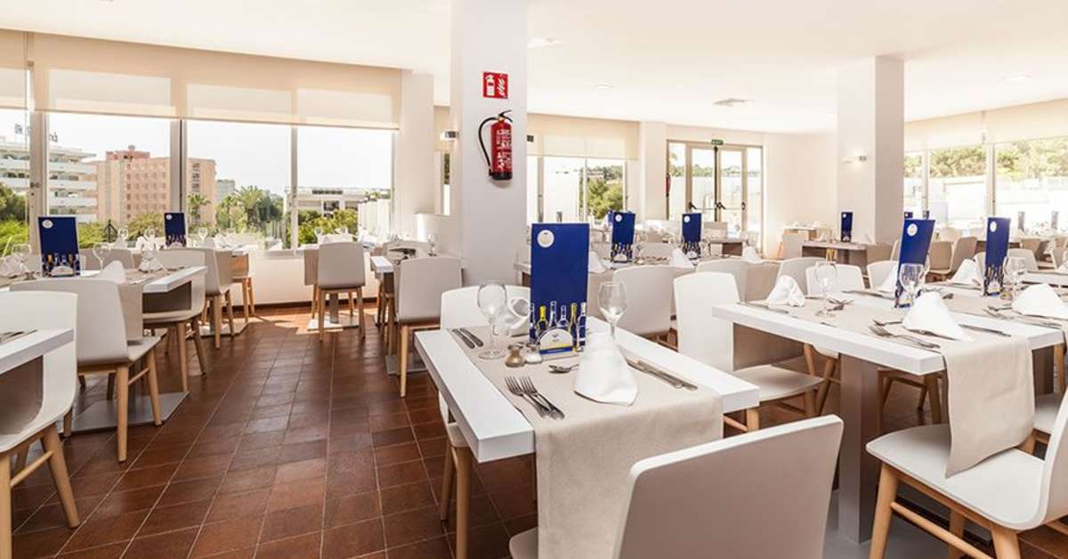 Een foto van het terras bij Globales Mimosa