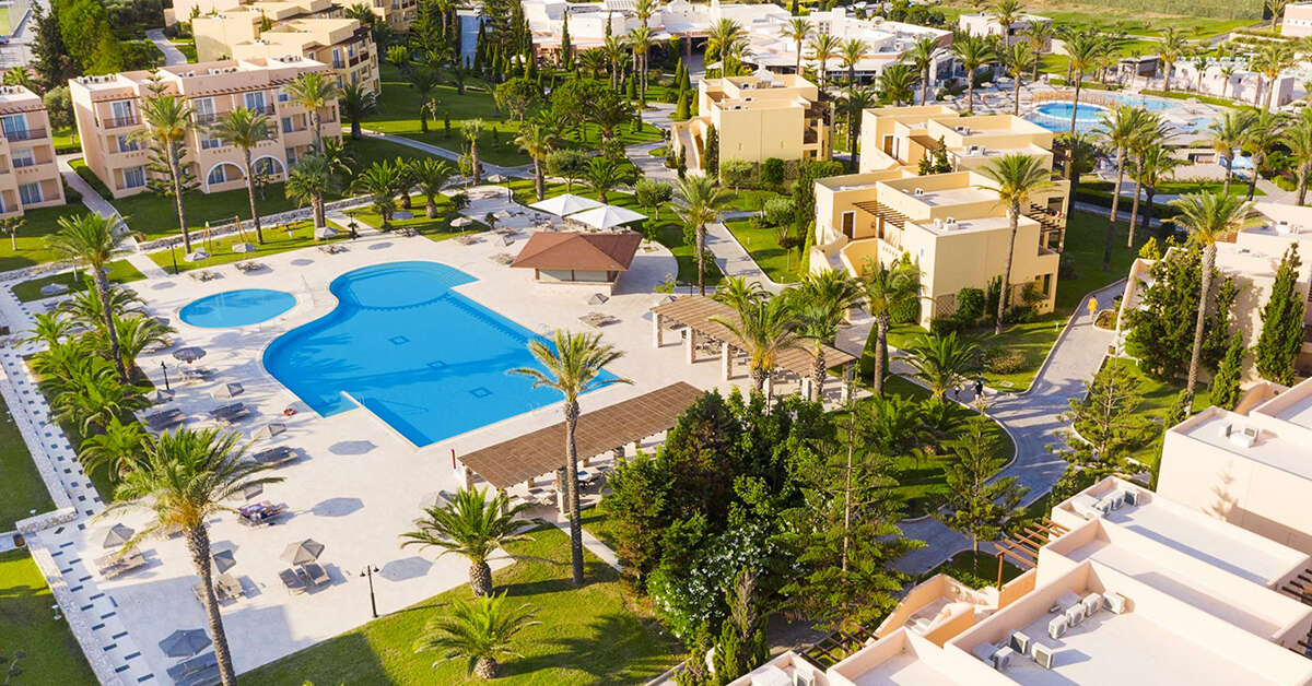 Een foto van het zwembad bij Horizon Beach Resort
