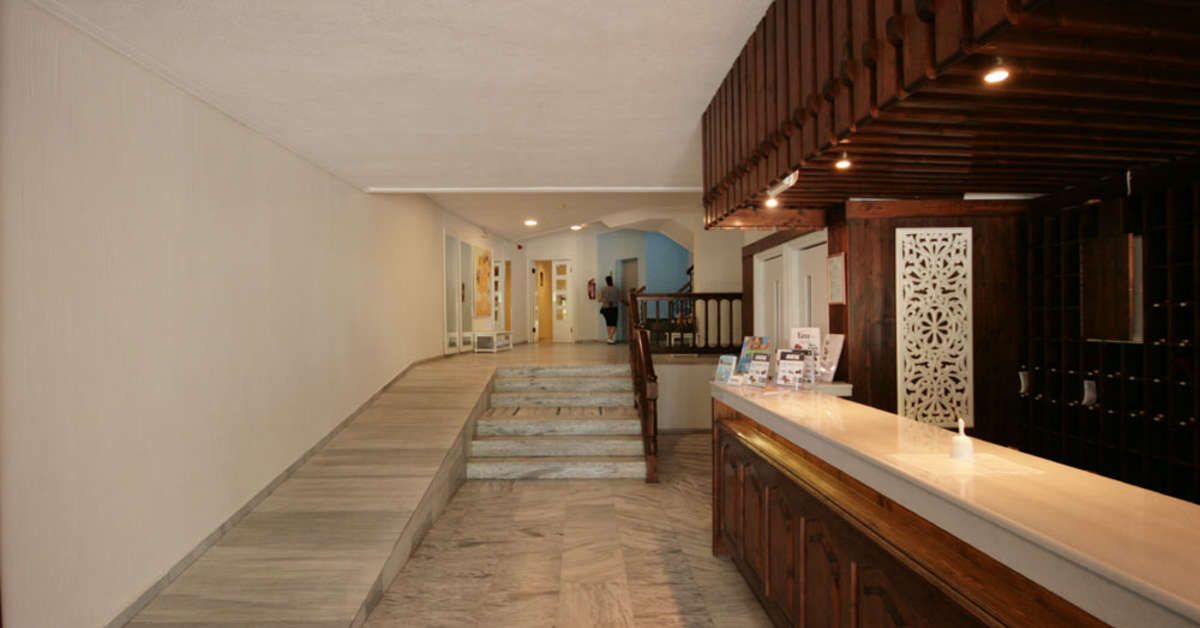 Een foto van het interieur van Theodorou Beach Hotel