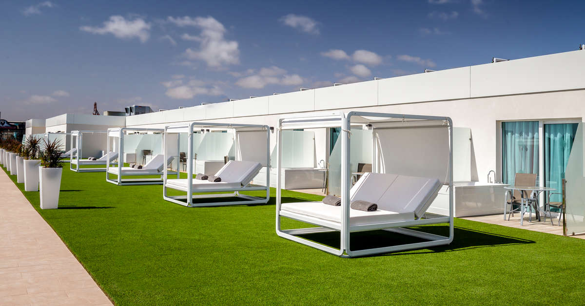 Een foto van het terras bij Barcelo Corralejo Sands
