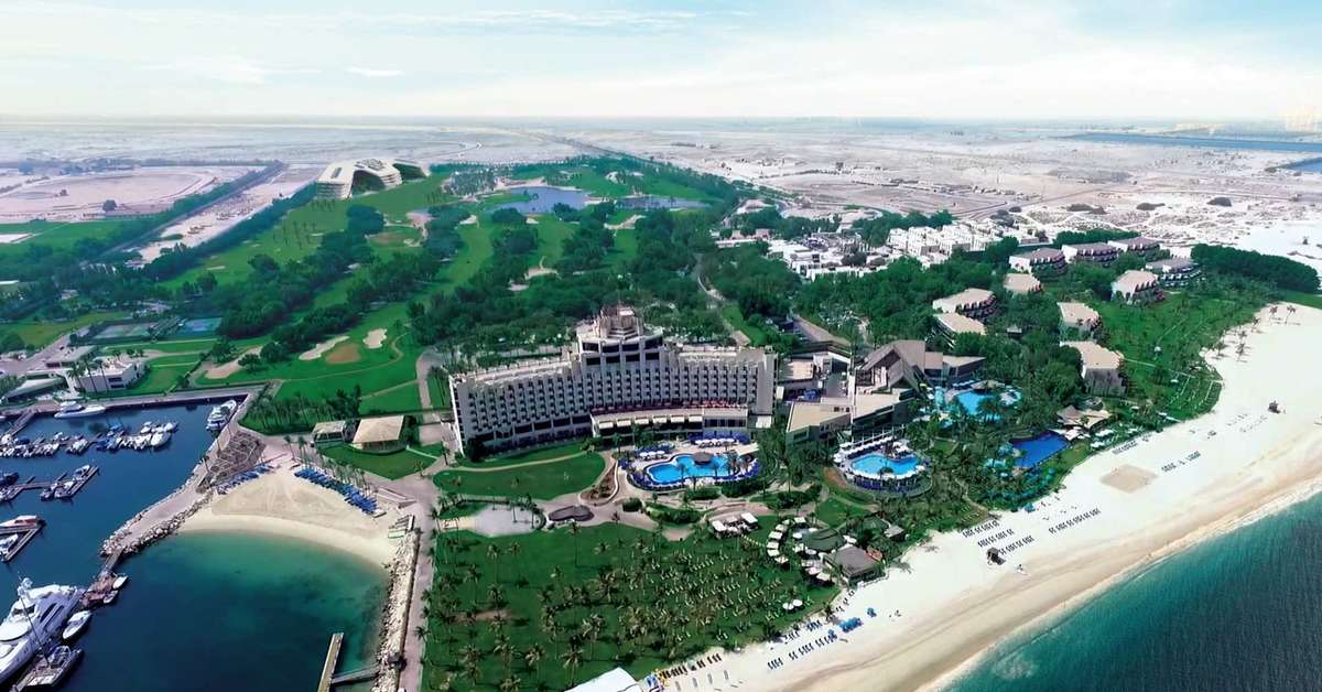 Een foto van de buitenkant van JA Lake View Hotel