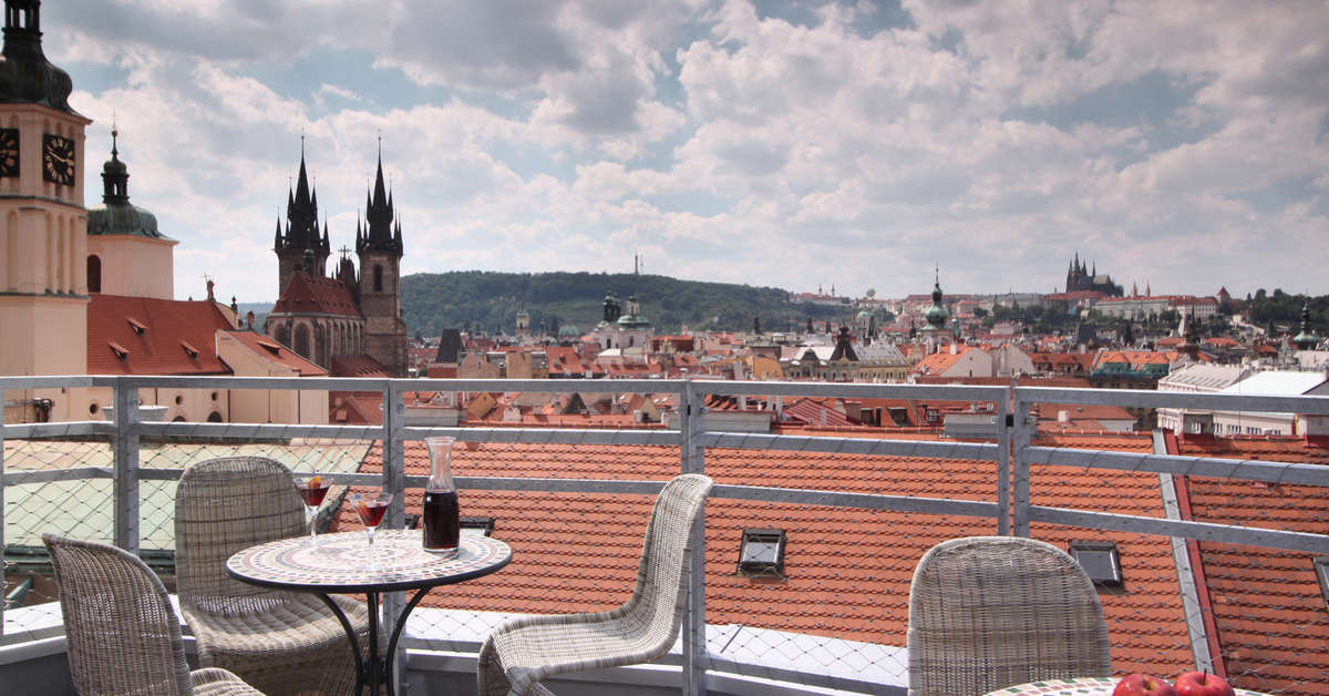 Een foto van het terras bij Hotel Astoria