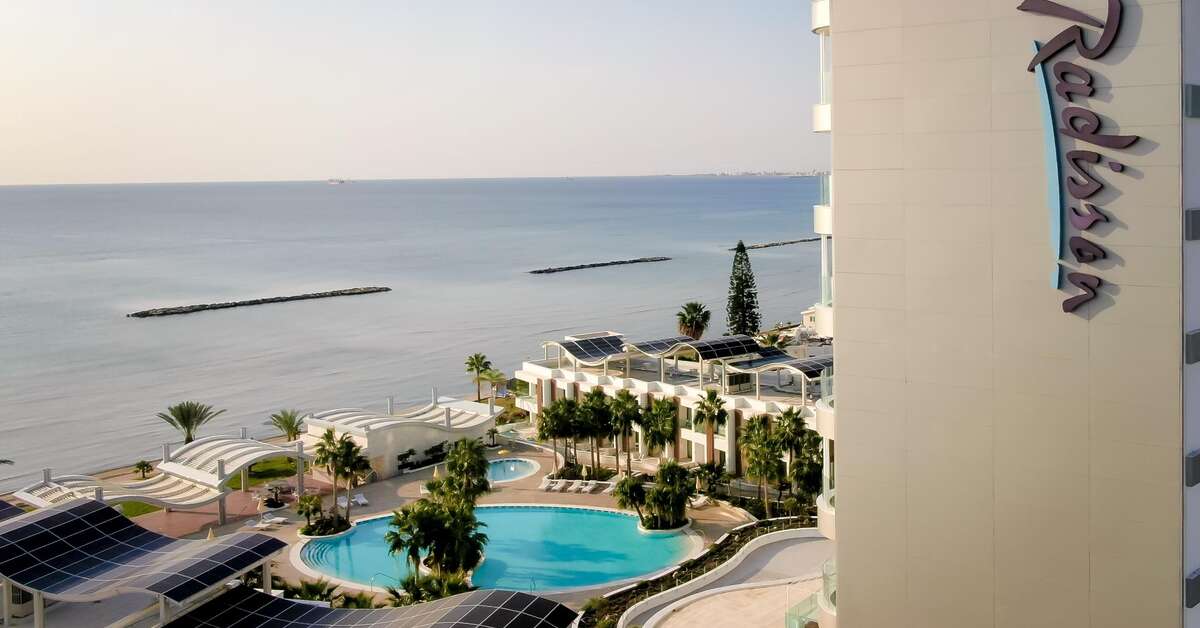 Een foto van een overzicht van Radisson Larnaca Beach Resort
