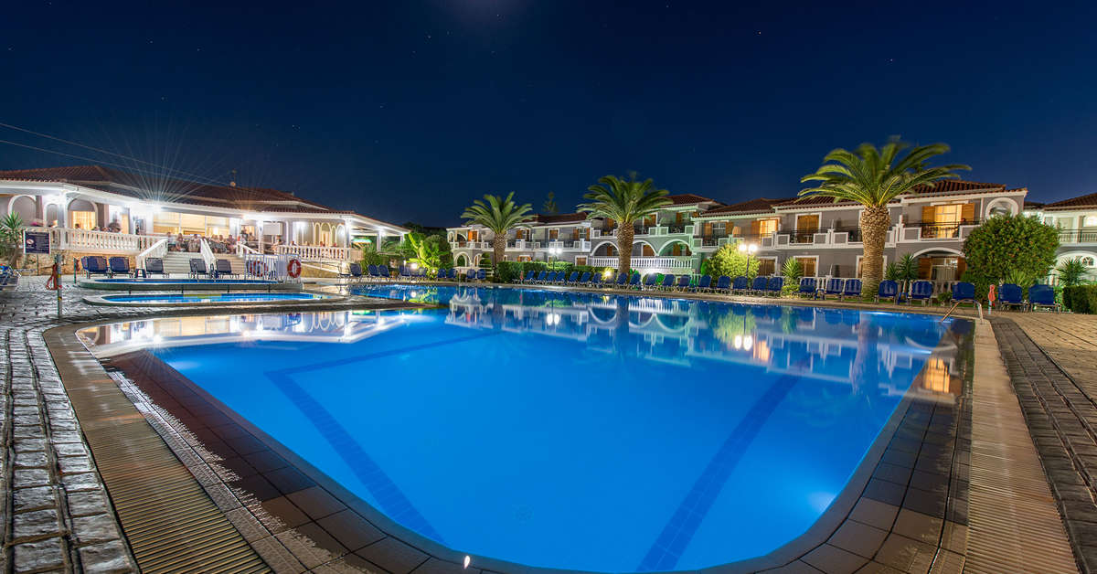 Ein Foto vom Pool im Golden Sun Hotel