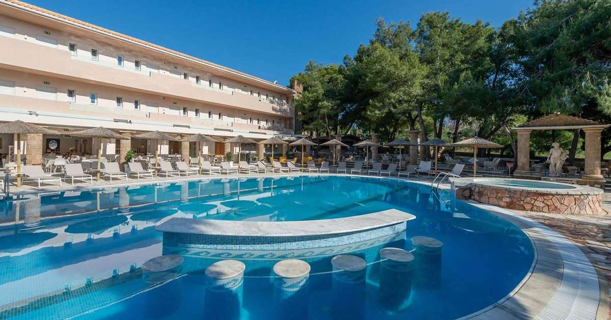 Een foto van het zwembad bij Hotel Vasilikos Beach