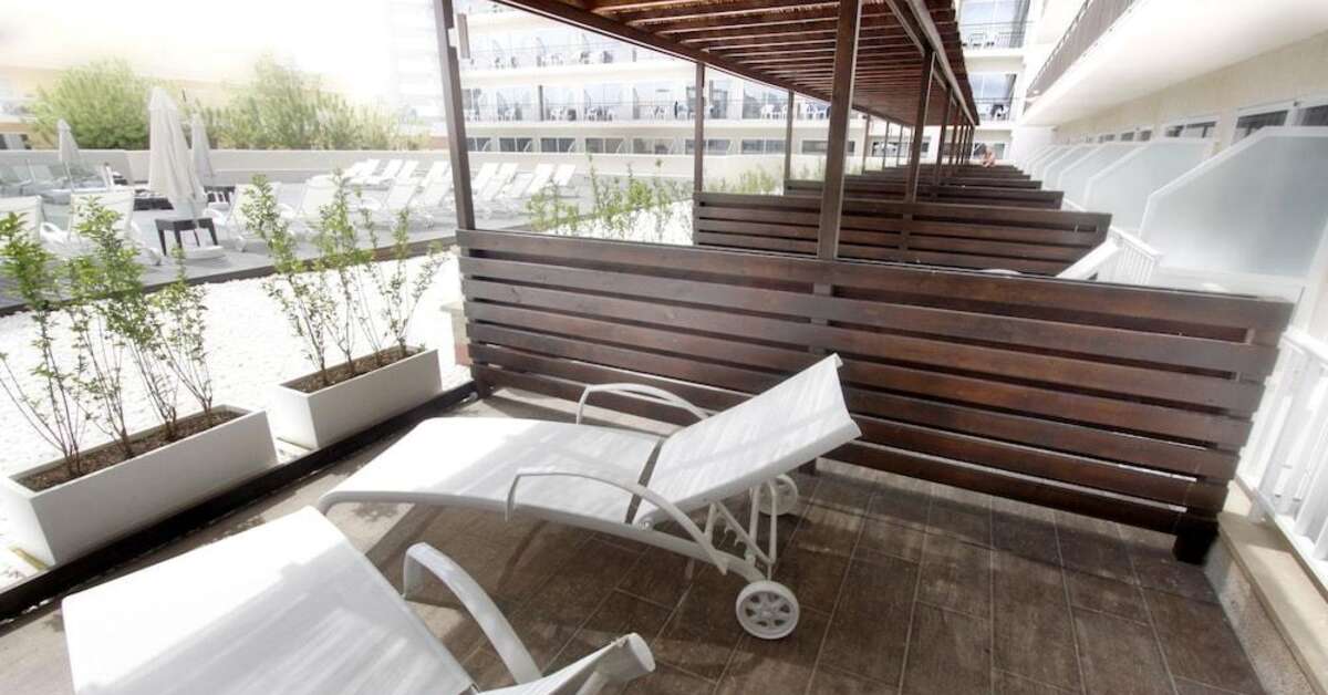Een foto van het terras bij BG Java Hotel