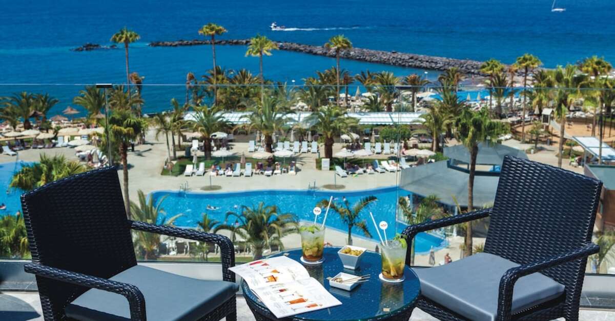 Een foto van het zwembad bij Riu Palace Tenerife