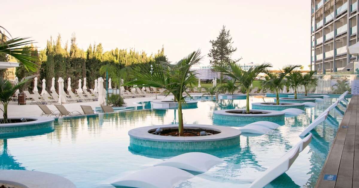 Een foto van het zwembad bij Asterias Beach Hotel