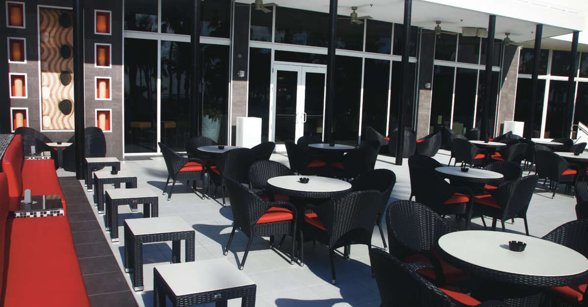 Een foto van het terras bij Riu Plaza Miami Beach