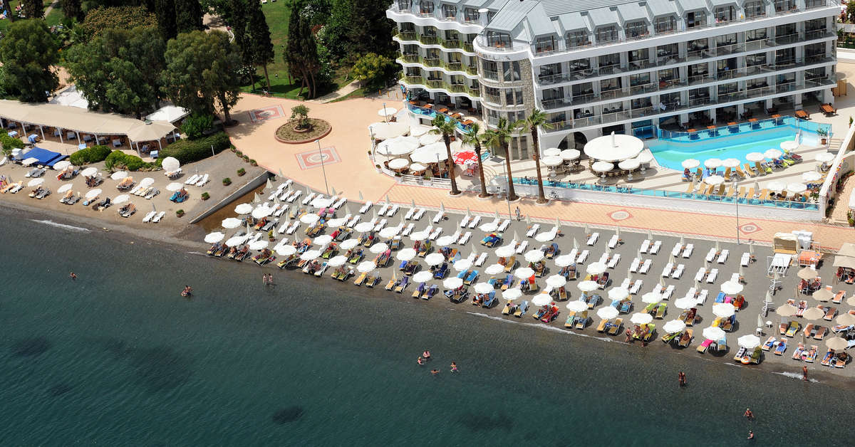 Een foto van de buitenkant van Marbella Hotel