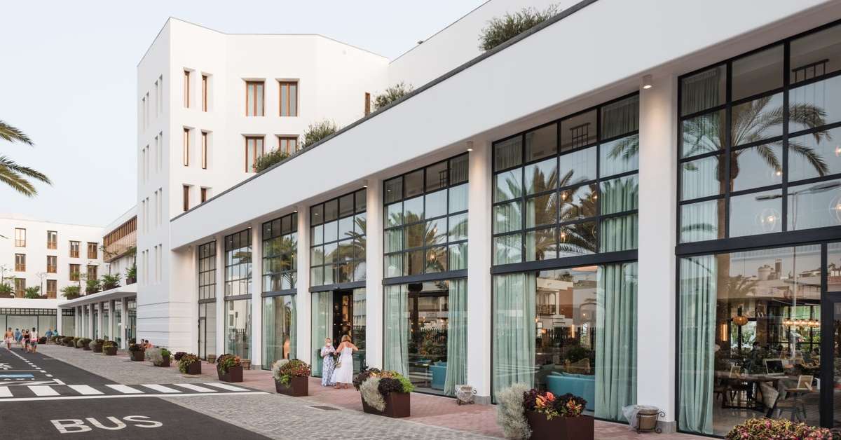 Een foto van de buitenkant van Hotel Los Fariones