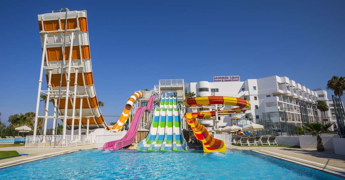 Een foto van het zwembad bij Leonardo Laura Beach & Splash Resort