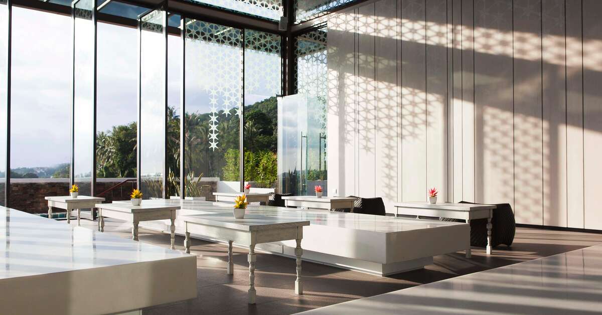Een foto van het interieur van Eastin Yama Hotel Phuket