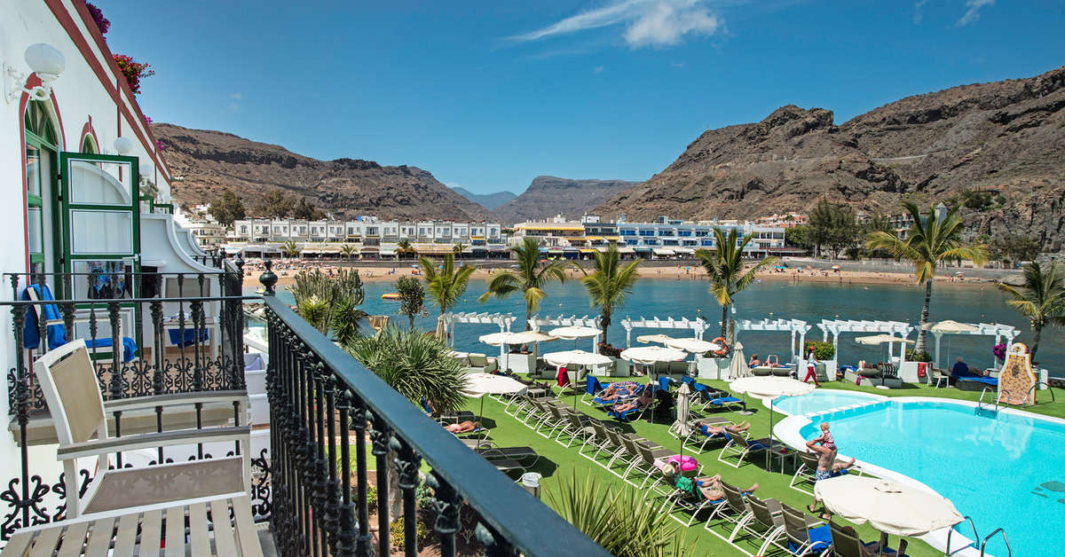 Een foto van het terras bij Hotel Livvo Puerto de Mogan