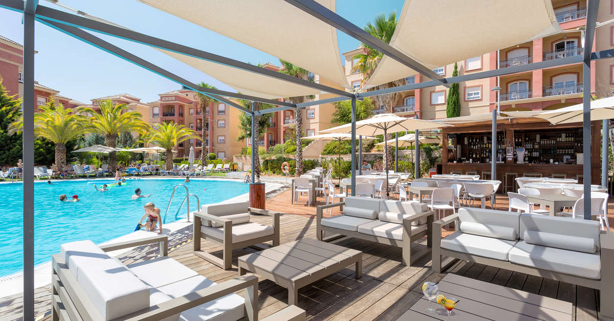Een foto van het terras bij Ama Islantilla Resort