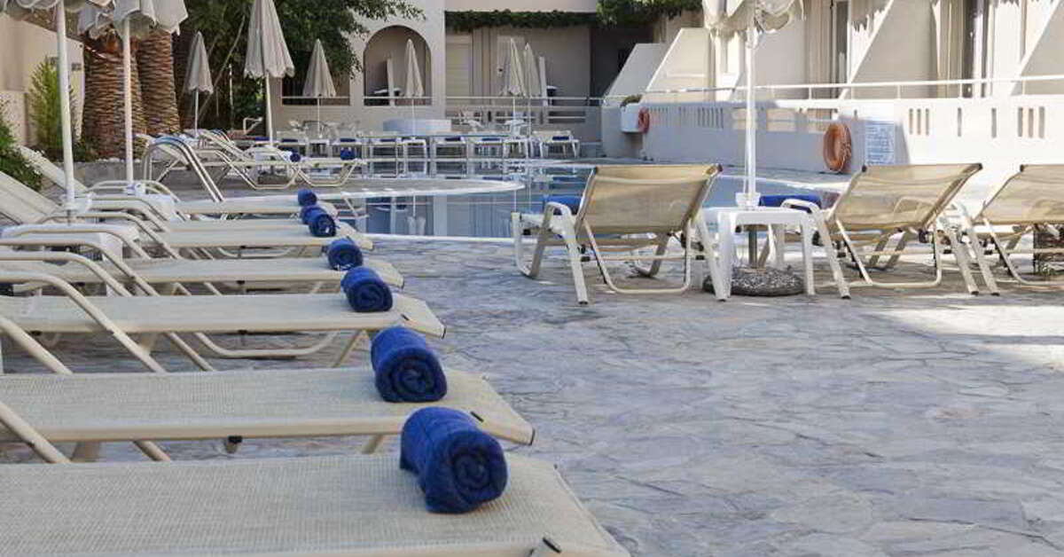 Een foto van het terras bij Axos Hotel