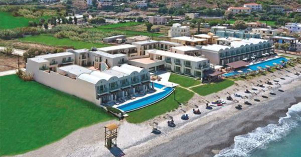 Een foto van het zwembad bij Giannoulis Grand Bay Beach Resort
