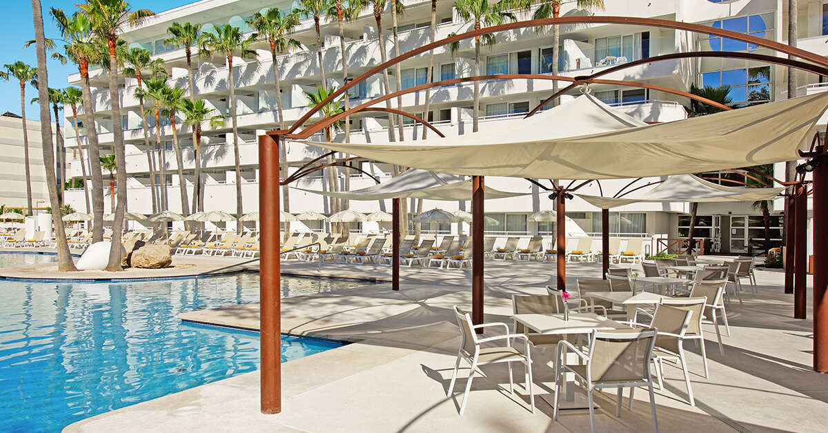 Een foto van het zwembad bij Iberostar Waves Cristina