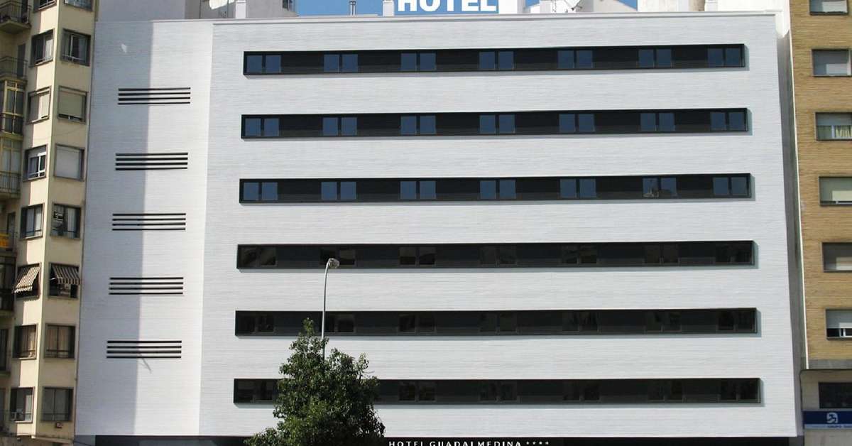 Een foto van de buitenkant van Hotel Guadalmedina