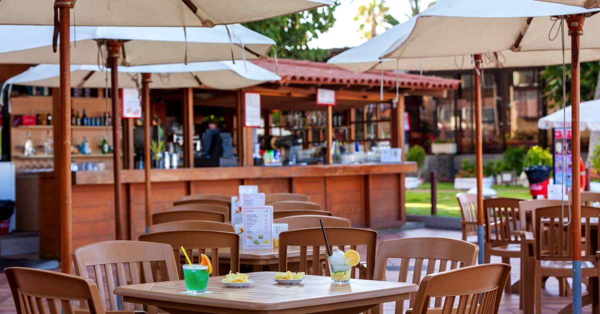 Een foto van het terras bij Hotel Sol Tenerife