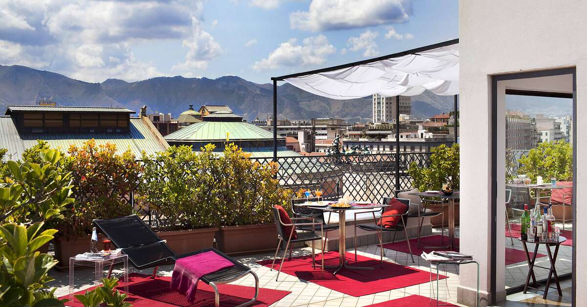 Een foto van het terras bij Hotel Plaza Opera