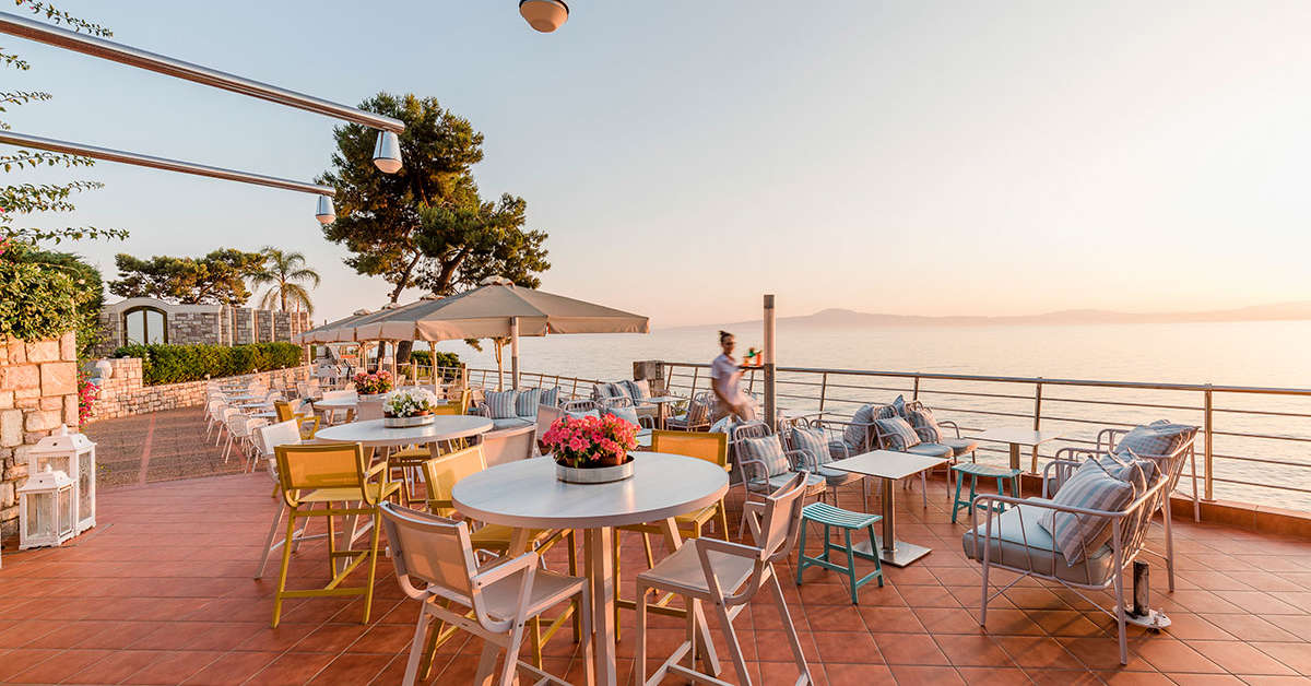 Een foto van het terras bij Hotel Akti Taygetos