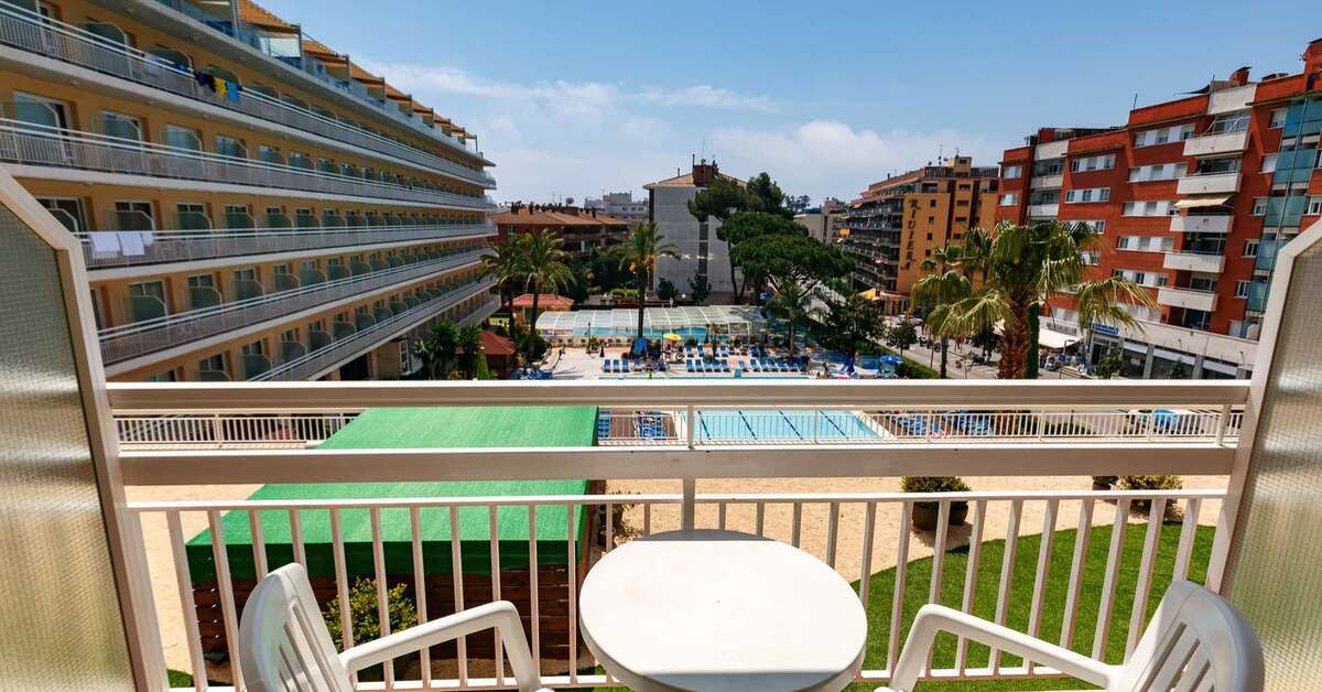 Een foto van het terras bij Hotel GHT Oasis Park & Spa