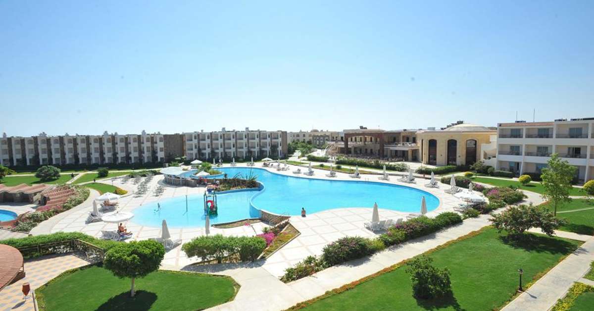 Een foto van het zwembad bij Royal Brayka Resort