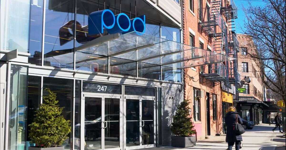 Een foto van de buitenkant van Pod Brooklyn Hotel