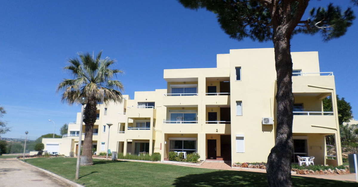Een foto van de buitenkant van Parque Mourabel Oasis Village & Pe do Lago