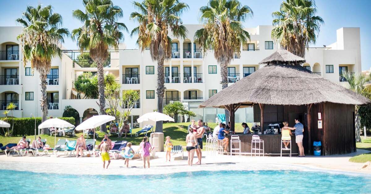 Een foto van het zwembad bij The Navigator Palm Oasis Alvor