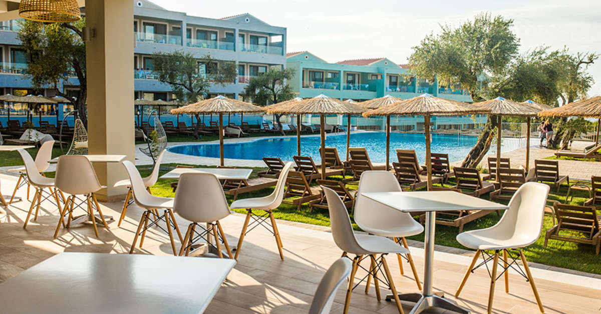 Een foto van het terras bij Aparthotel Robolla Beach