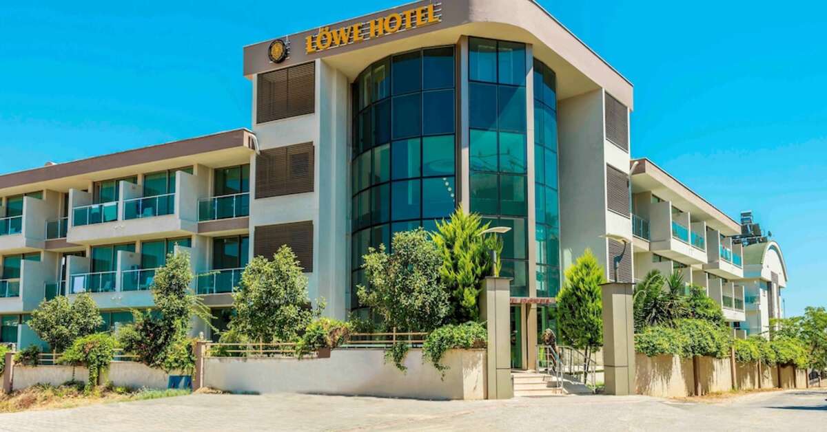 Een foto van de buitenkant van Side Lowe Hotel