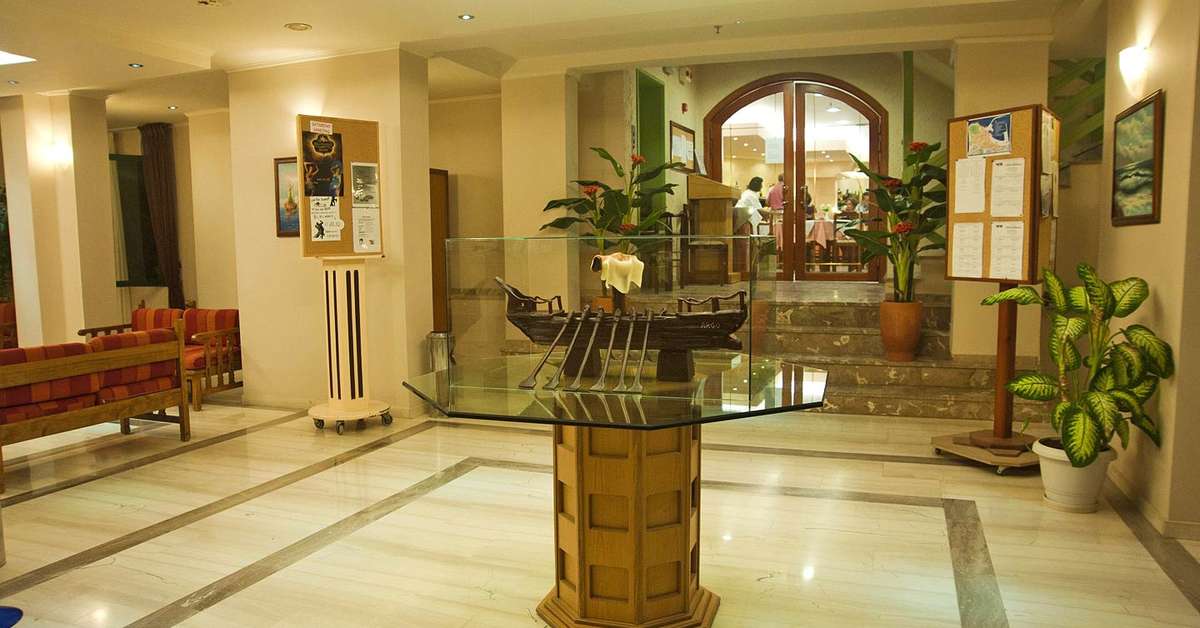 Een foto van het interieur van Odyssia Beach Hotel