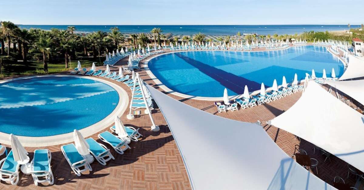 Een foto van het zwembad bij Paloma Oceana Resort