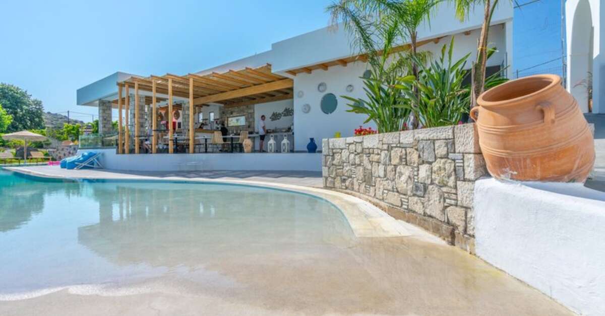 Een foto van het zwembad bij Kouros Home
